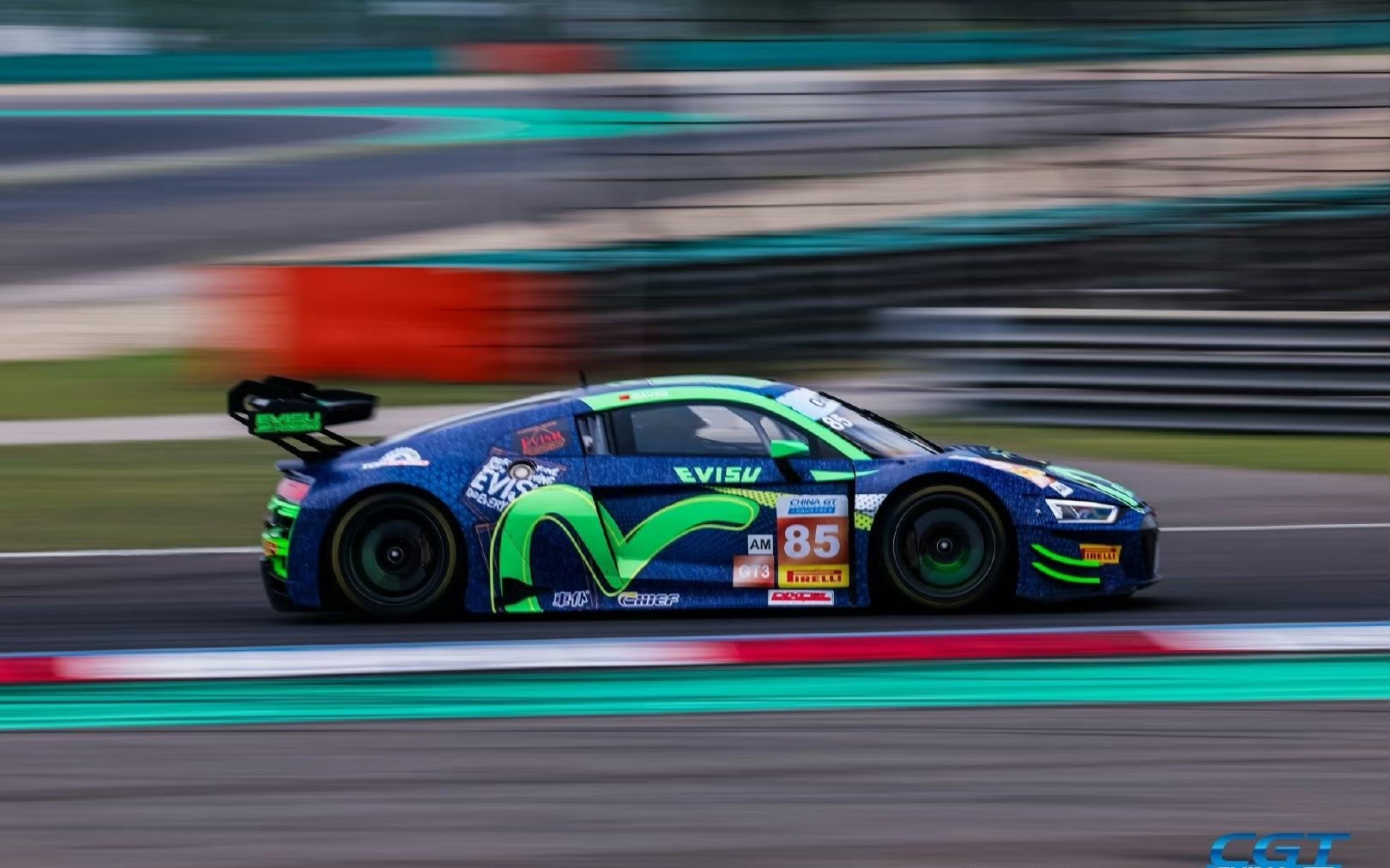 红牛车队横扫阿斯顿马丁，拉塞尔高光表现